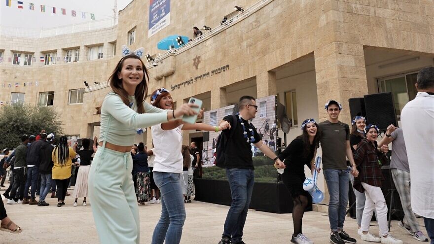 70,000 people from 95 countries make aliyah in 2022